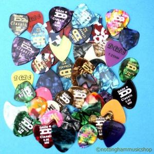 50 MIXED PLECTRUMS